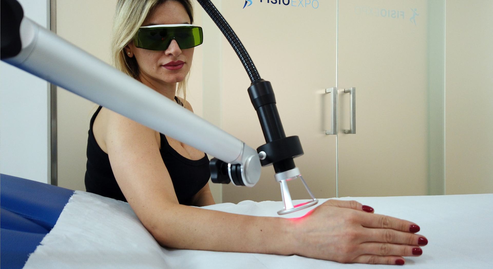 Una paziente alle prese con una seduta di laserterapia