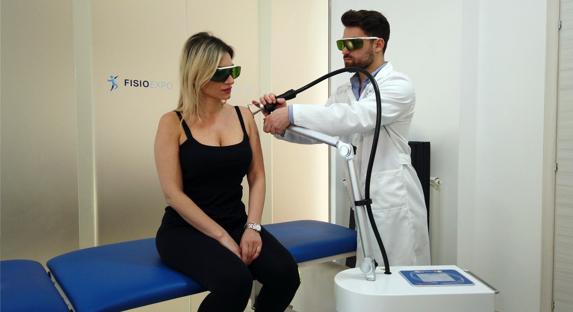 Il fisioterapista applica una laserterapia su una paziente